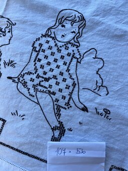 Staré vyšívané ubrusy, háčkované dečky a gobelínový přehoz - 9