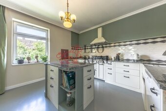 Prodej honosné vily v anglickém stylu + 2 stavební parcely - 9