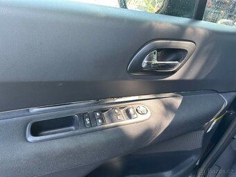 5008 Peugeut. 2012 rok. 2,0 nafta. Automat 7 mistni - 9