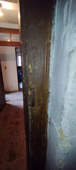 Historické kazetové dveře s původním krabicovým zámkem - 9