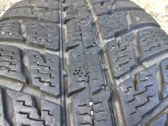 1ks zimní pneu Nokian 5,5mm - 215/65/17 DOT 3518 - 9