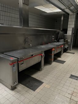 Kompletní jídelna a kuchyně - 9