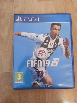 PS4 Slim, 500 GB, 2 ovladače, 14 her - 9