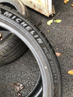 Prodám dvourozmer pneu 315/30/22 a 285/35/22 - 9