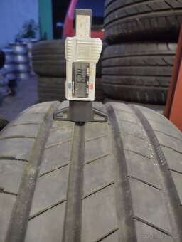 Bridgestone 235/45 R18 - 9