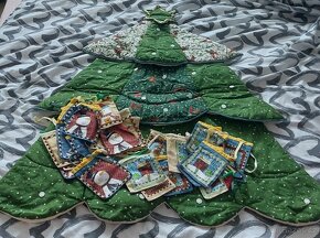 Nástěnné hodiny, sluchátka, kostým, kapsář, advent. kalendář - 9