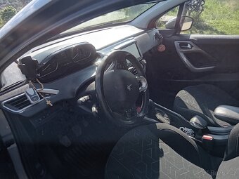 Prodám Peugeot 2008 1.2 benzín - 9
