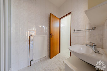 Samostatně stojící rodinný dům 5+1 na pozemku 621 m², obec V - 9