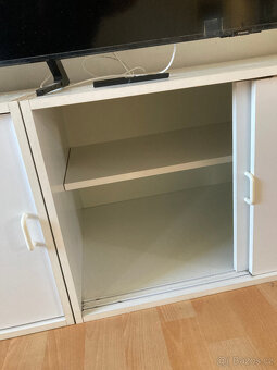 Skříňka nízká bílá s posuvnými dveřmi za 400 kč - 9