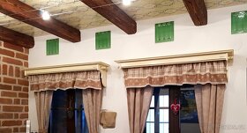 Dřevěná garnýž z masivu s policí na míru. - 9