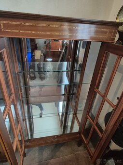 Stylová vitrína s intarzií - 9