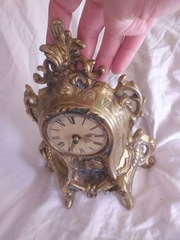 Pěkné Mosazné zdobené Krbové Hodiny - Replika - 9