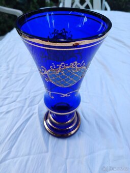 Modrá skleněná váza s ornamentem - 9