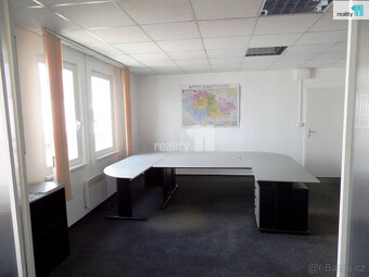 K pronajmu parkovací plocha v komerčním areálu, cca 800 m2, - 9
