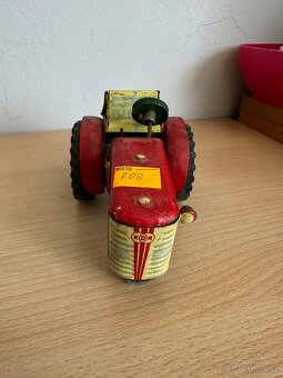 Starý plechový traktor na klíček - 9