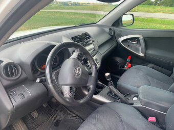TOYOTA RAV4 2.2 D 4x2, 110 kw, manuál, netěsnost motoru - 9