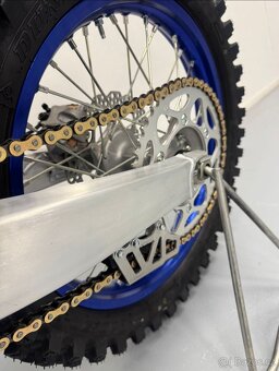 Yamaha yz250f 2025 2,5 mth Stav nového . - 9