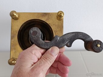 Krásný starožitný mosazný mlýnk na kávu, ručně kov.sloupky - 9