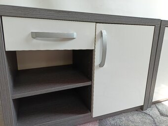 Nízký set 3 skříňky šedobílé - 9