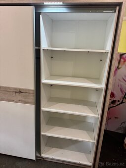 Kvalitní velká šatní skříň se posuvnými dveřmi - 9