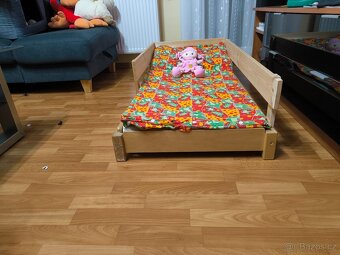 Moc pěkná malá nízká,dětská postýlka včetně matrace - 9