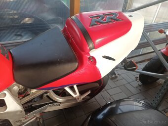 Prodám zadní sedlo CBR 900 RR SC33 - 9