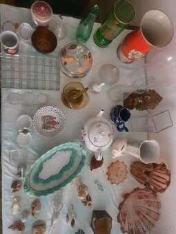 Kolekce porcelánových figurek, váz a skleněných mís - 9