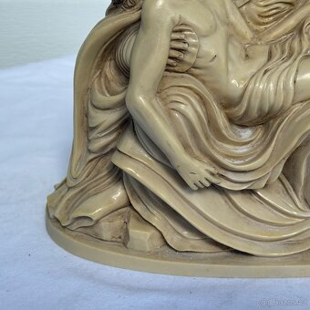 Stará socha Pieta dle Michelangela masivní 3 kg 2 900 Kč - 9