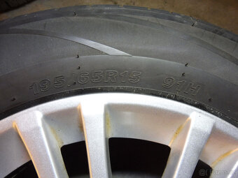 Prodám orig.15" litá kola s letními pneu. na VOLVO V40 - 9