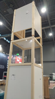 Stoly skříňky boxy koberec stojan - z expozice - 9