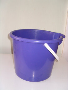 Starší žehlička a dětská žehlička, koše na prádlo, prkno - 9