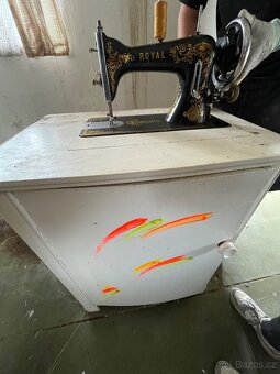 Starožitný šicí stroj ROYAL - 9