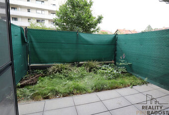 Nabízíme k pronájmu byt 1+kk, 38m2 + předzahrádka, v Praze 3 - 9