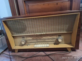 Nabízím sbírku rádii a magnetofonu.Cena dohodou. - 9