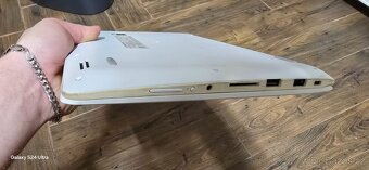 Menší notebook Lenovo - 9