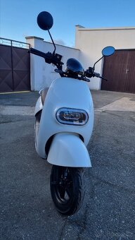 Krásný elektrický skútr Lvneng S3 White (nový) - 9