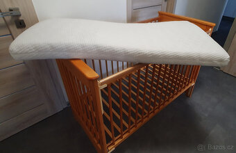 Dřevěná dětská postýlka + matrace + mantinely. - 9