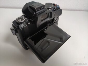 Olympus OM-D E-M10 s gripem, 2x baterie a nabíječka - 9
