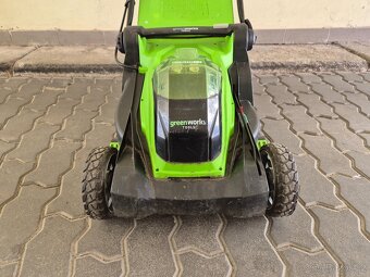 Kvalitní akumulátorová rotační sekačka na trávu GreenWorks - 9