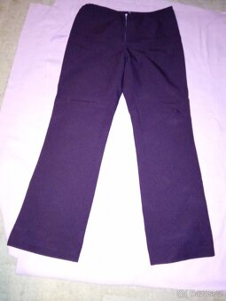 Krásné hnědé lesklé šaty na ples v letošní módní barve - 9