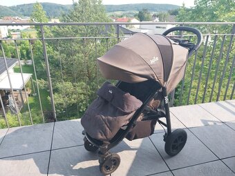 Dětský kočárek Joie tmavě šedý se zimním fusakem - 9