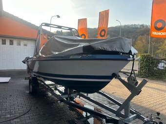 Motorový člun s kajutou - 9