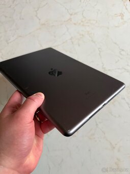 iPad 8 s originál klávesnicí a Apple Pencil 1 - 9