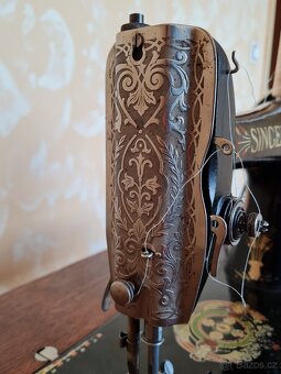 Historický šlapací šicí stroj Singer pro domácí užití - 9