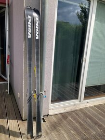 Lyže VöLKL V31 včetně vázání za hubičku - 9