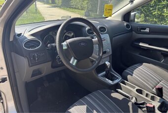 Ford Focus 1.6 77 kW Ambiente - benzín - 3-dveřový hatchback - 9