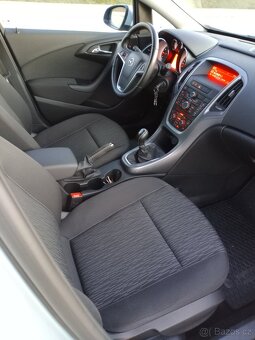 Opel Astra J 1.4i 74kW první majitel najeto pouze 53tis.km - 9
