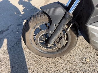 Aprilia SR 125 GT rv:2022/3 lehce havarovaný pojízdný - 9