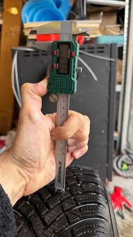 Zimní pneu R15 + plechové disky + poklice Mercedes - 9