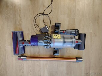 Aku bezdrátový vysavač Dyson V10 - 9
